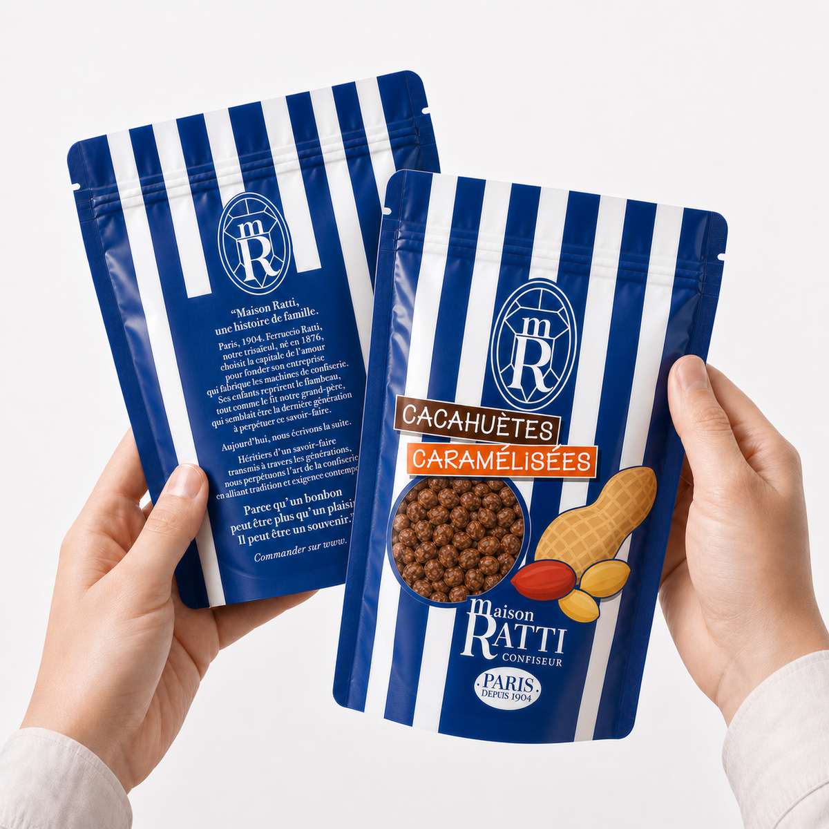Chouchou cacahuète de Maison Ratti, en situation, dans les mains