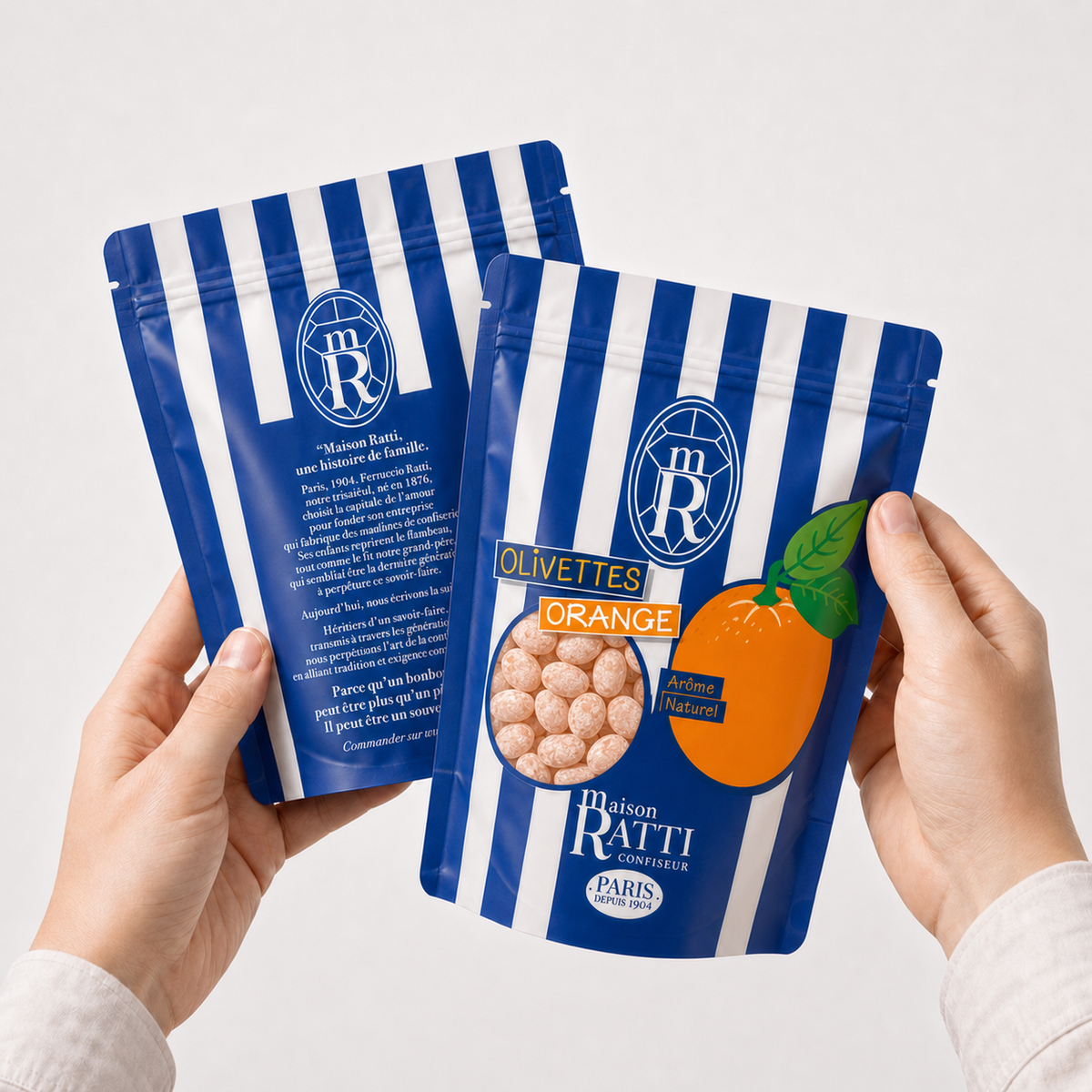Olivette orange de Maison Ratti, en situation, dans les mains