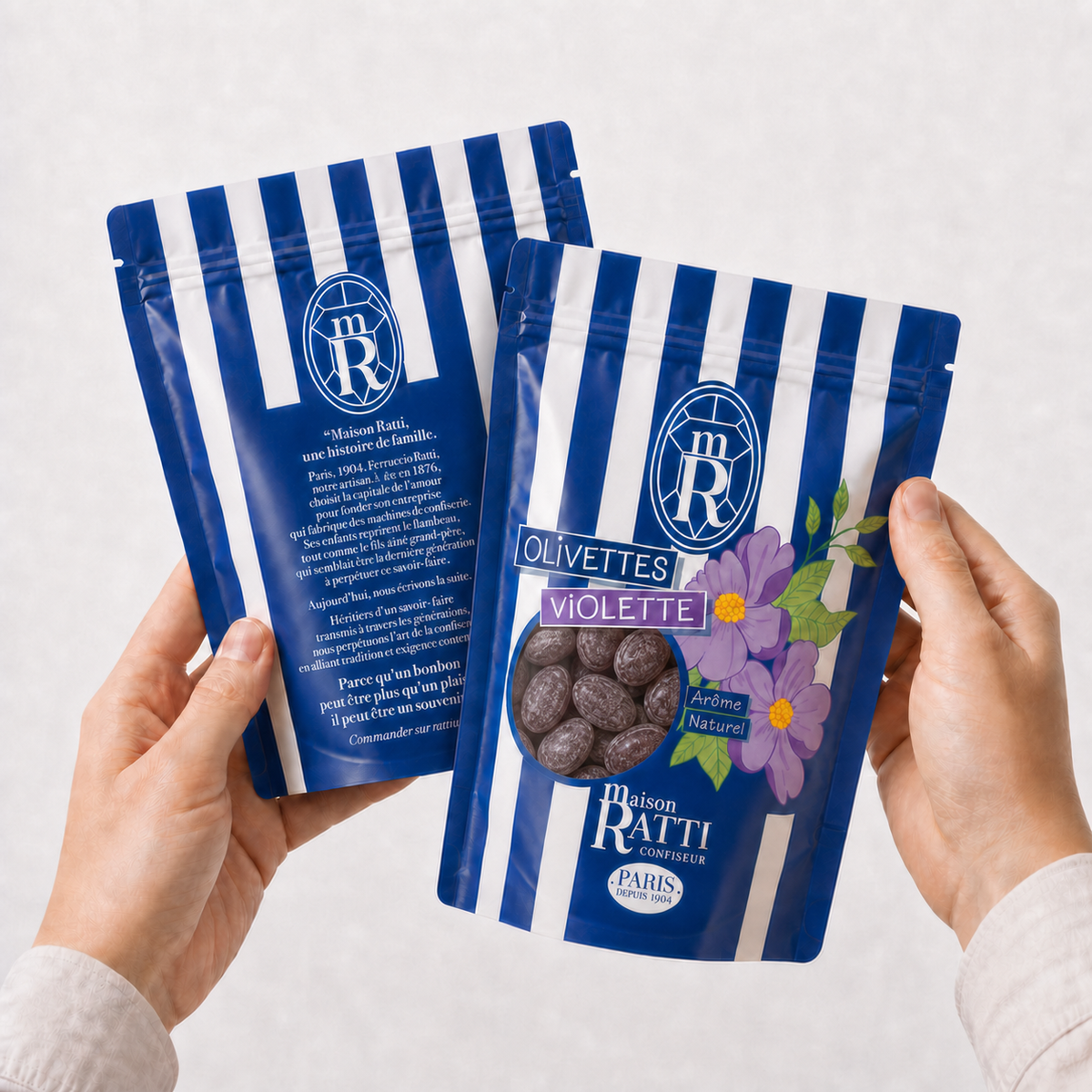 Olivette violette de Maison Ratti, en situation, dans les mains