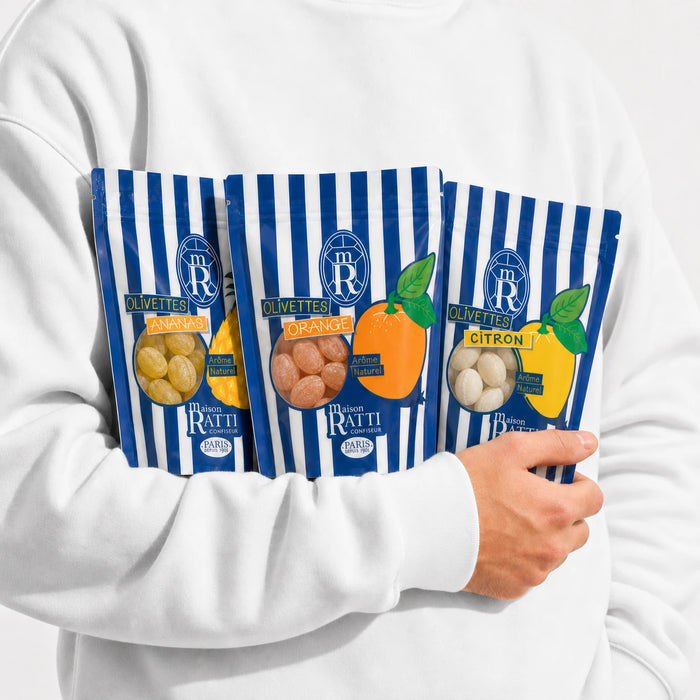 Sachets d'olivettes Maison Ratti, parfums ananas, orange et citron, tenus contre soi pour être offerts