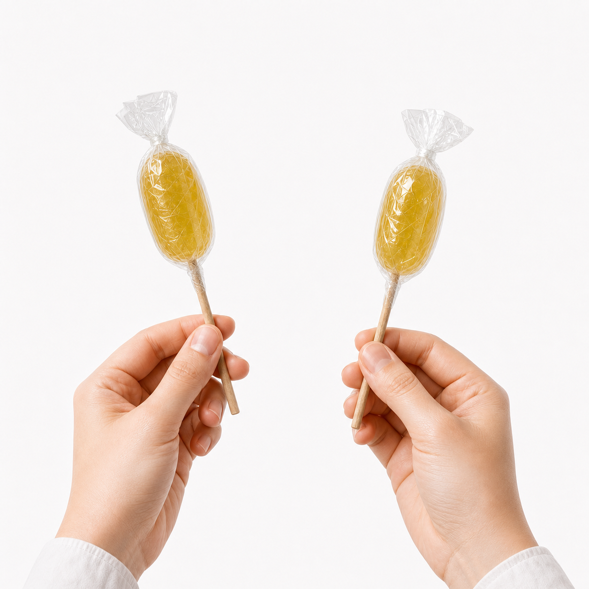 Sucette citron de Maison Ratti, en situation, dans les mains