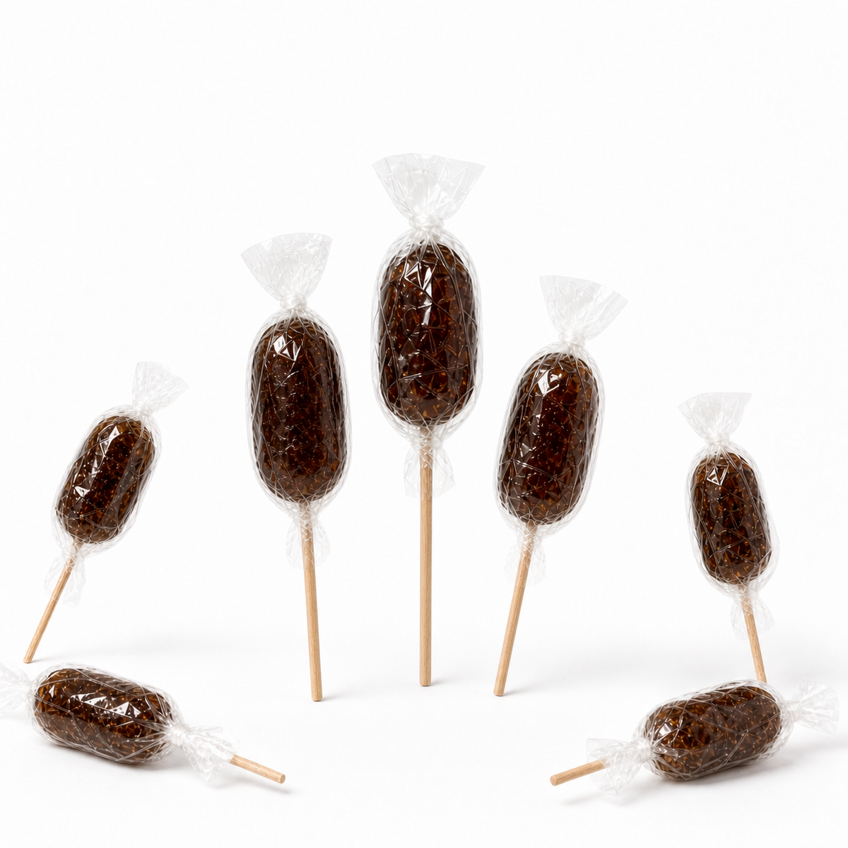 Sucette cola de Maison Ratti, en situation, dans les mains