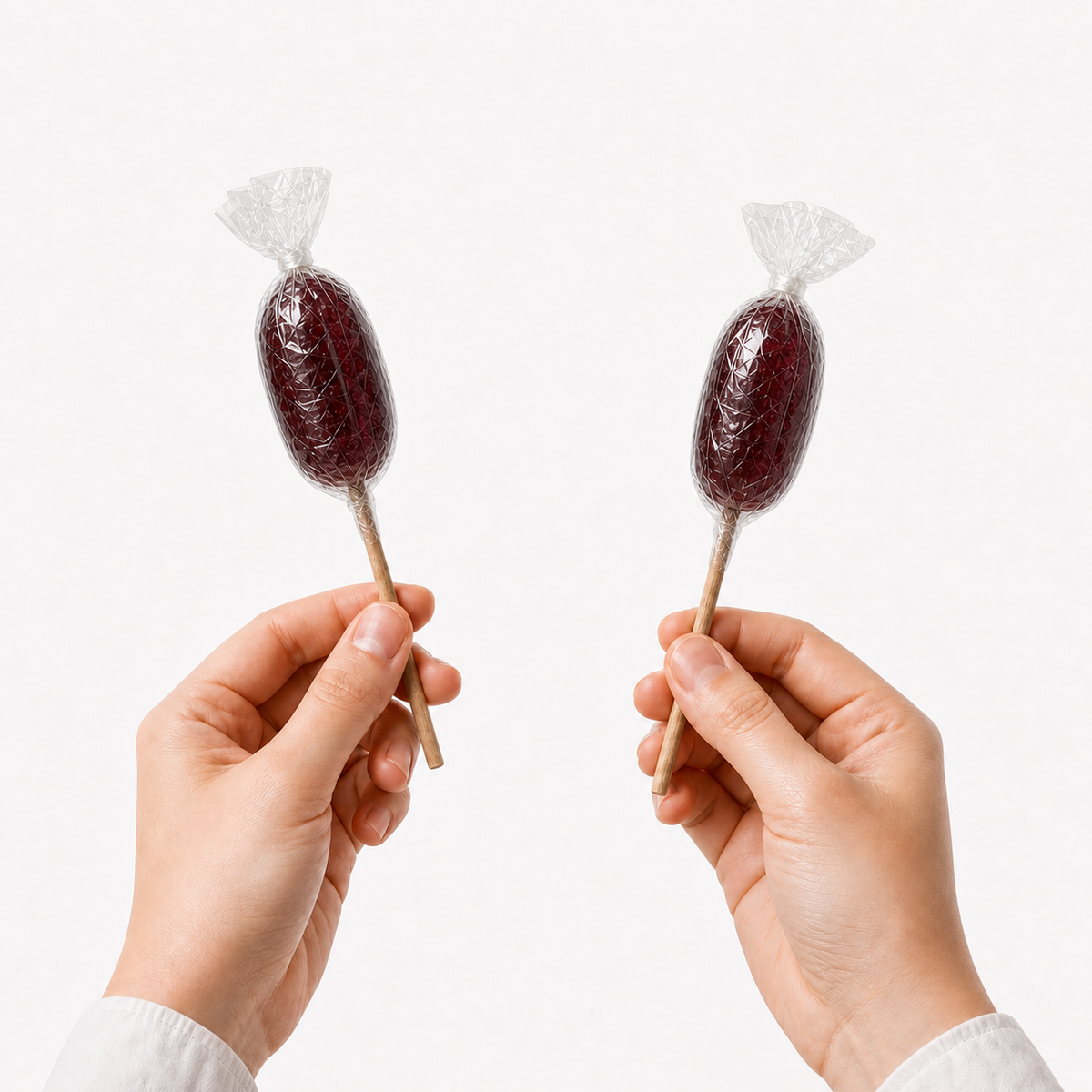 Sucette violette de Maison Ratti, en situation, dans les mains